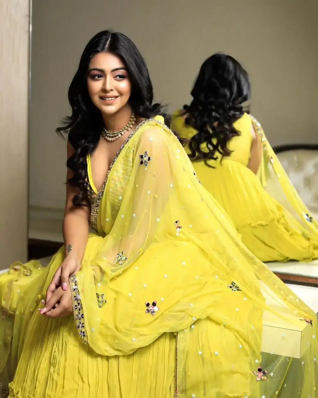 INDIAN ACTRESS SHAFAQ NAAZ IN SLEEVELESS YELLOW SAREE 2